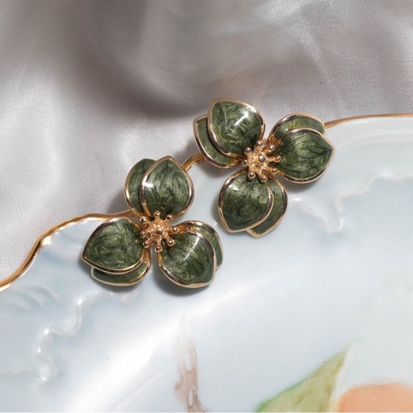 ✨Anthropologie Adela Green Floral Earrings - Picture 4 of 7